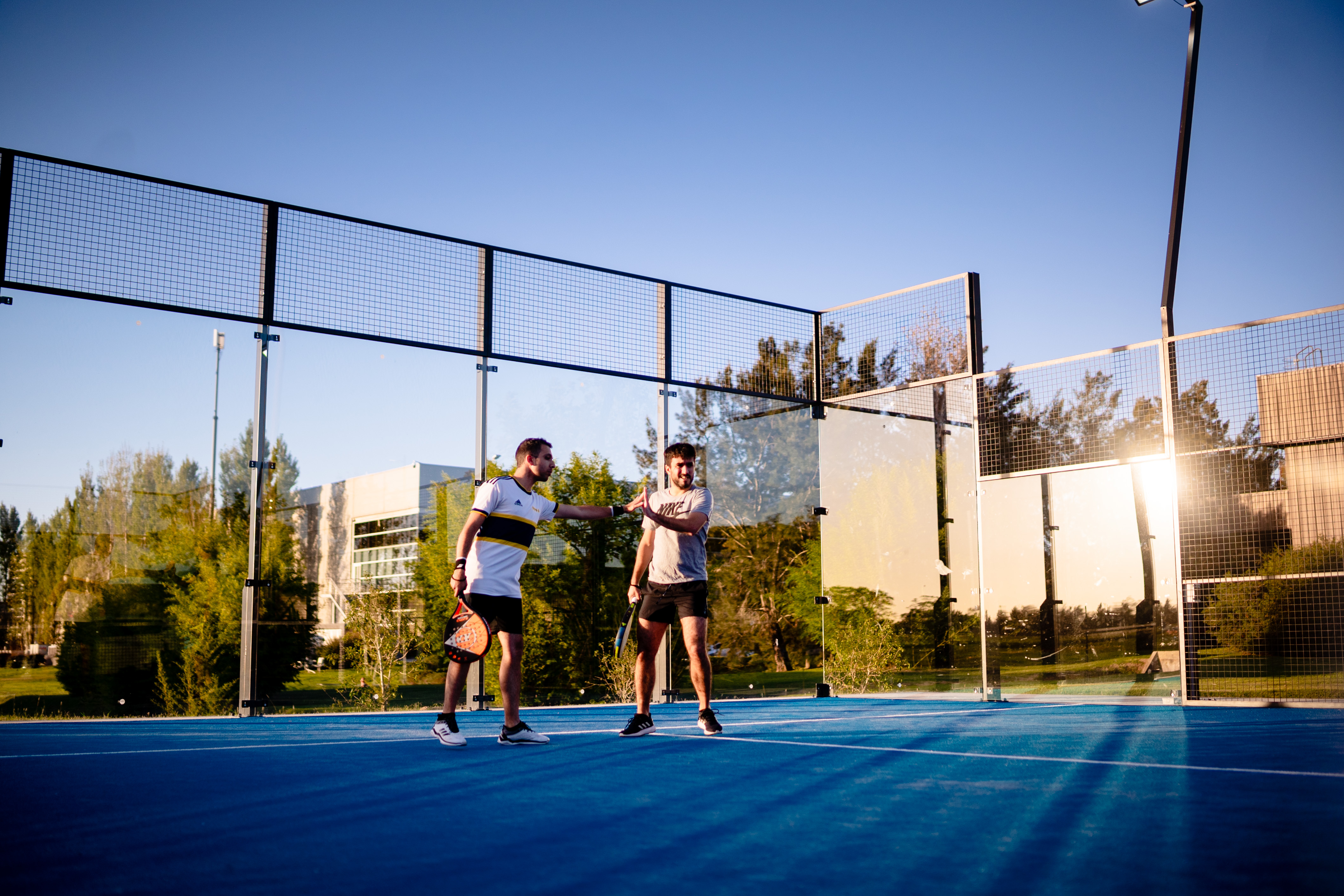 Dos jovenes jugando al padel en el club house de Zonamerica Free Zone, Zona franca