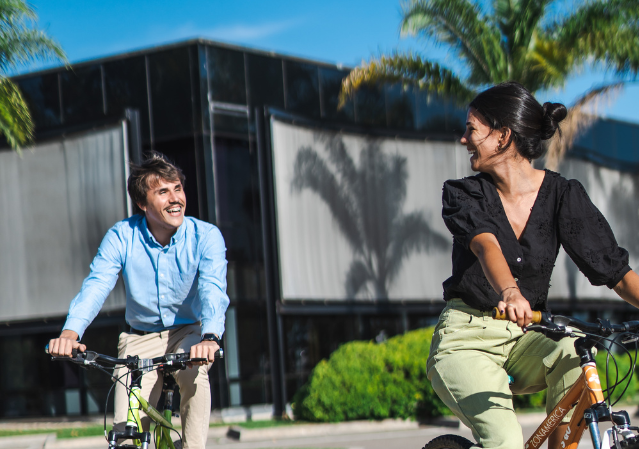 Campus pensado para el esparcimiento y bienestar de nuestra comunidad. Zonamerica, la zona franca líder de Uruguay que atrae los mejores talentos de latam. A campus designed for the recreation and well-being of our community. Zonamerica, Uruguay’s leading free trade zone attracting top talent from across Latin America. Um campus pensado para o lazer e bem-estar da nossa comunidade. Zonamerica, a principal zona franca do Uruguai que atrai os melhores talentos da América Latina.